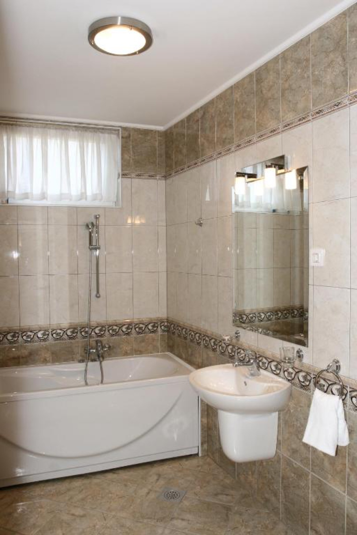 One-bedroom bathroom